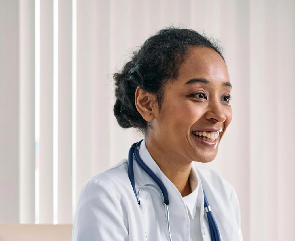 Médecin souriant